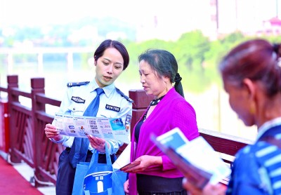 貴州銅仁民警講解防范電信網(wǎng)絡(luò)詐騙知識(shí)。新華社發(fā)